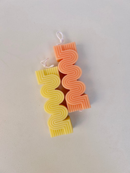 Ribbed wavy candle